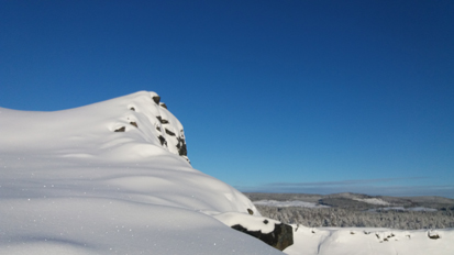 Snöbeklädd bergstopp