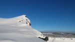 Snöbeklädd bergstopp
