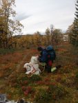 Jag ger Svea och Wintra lite godis på fjällvandringen